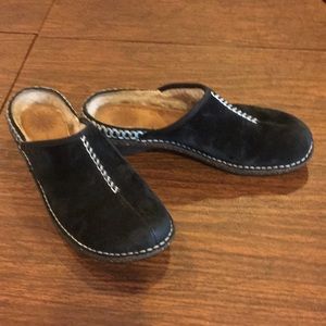 UGG AUSTRALIA KOHALA CLOGS BLACK SUEDE STITCHING